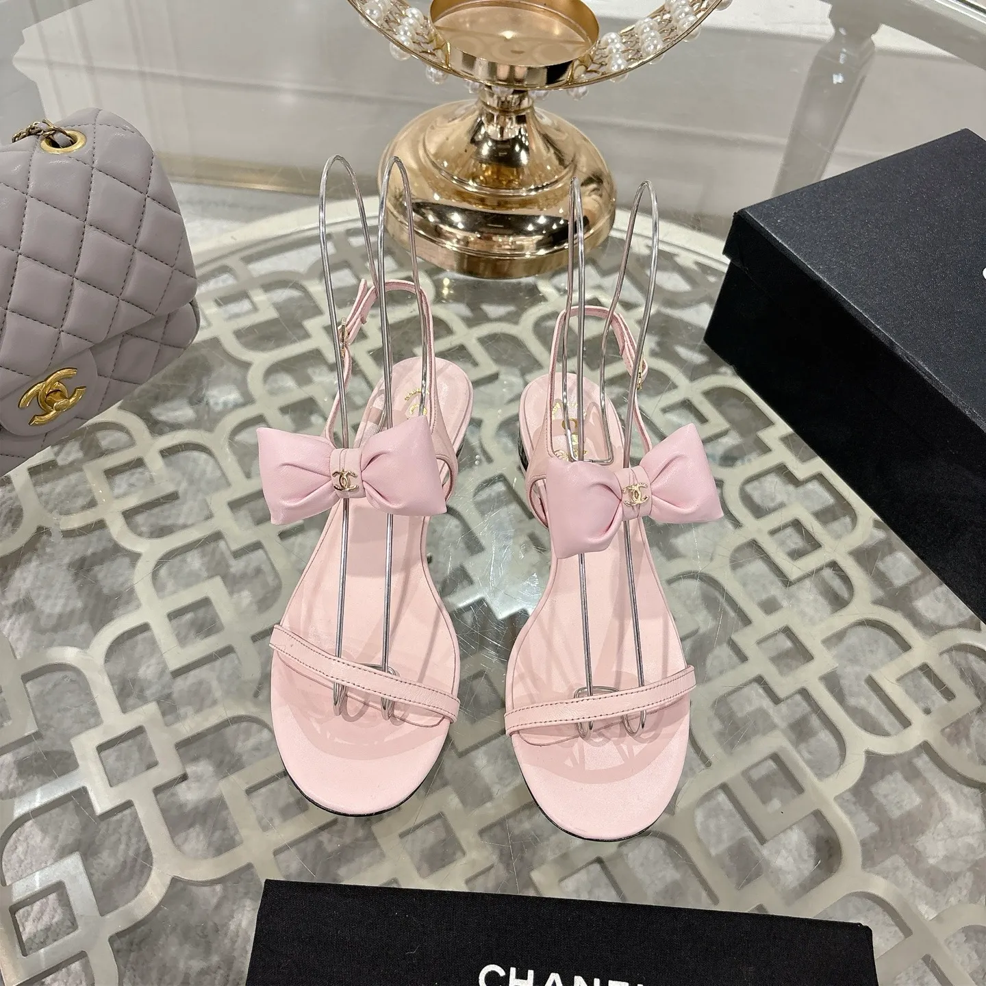 👟👟Ex-factory price 560👟👟 CHANEL 25ss spring and summer new counter top double C bow sandals. This classic design; bow with double C embellishment, playful and elegant, multiple color matching elements... Diversified mix and match is very beautiful and versatile, very light and comfortable on the feet, super delicate and elegant... ꫛꫀꪝ Go➫ Material: Upper: Original customized imported sheepskin Inner: Original custom-made sheepskin lining Outsole: Original custom-made Italian through-dyed genuine leather outsole Size: 35–40 (40 and 41 are custom-made and cannot be returned or exchanged)